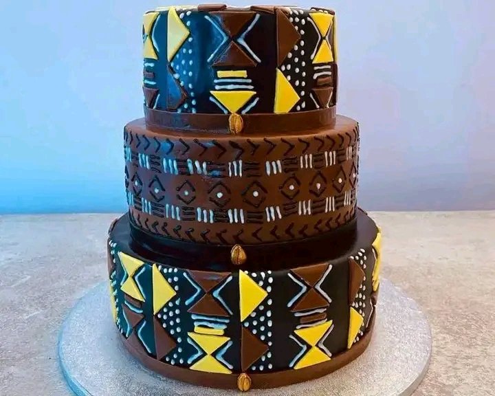 ottou_sydney's tweet photo. A 40 ans cette maman de 3 enfants est passée d’informaticienne à désigner des gâteaux aux motifs afro.
C’est une pâtisserie qui dessine des tissus traditionnels afros sur des gâteaux. Du bogolan (tissu malien) en passant par le célèbre Wax.
Magnifique!!! https://t.co/k31ZaoHazT
