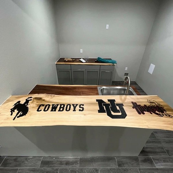 Vonseggerndesi1's tweet photo. Throw back Thursday! Tulip bar top with @HuskerFBNation and Wyoming logos custom hand burned!
#vonseggerndesigns #pyrography #pyrographyartist #elitewooddesign #artistsoftwitter #supportsmallbusiness #✌️ https://t.co/snVObfxVUg