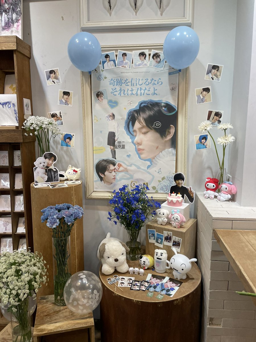 hoonielover1208's tweet photo. 📍플로블랑 

꽃집 근처 가는 순간부터 입틀막.. 성훈이랑 너무 잘 어울리는 파란 장미에 특전까지 완벽했던🤍 꽃집에 있던 소품들도 성훈이와 완전 찰떡이라 너무 귀여웠고! 선착에 못 들어서 아쉬웠지만 너무 만족스러웠던 플라워샵🫶🏻

#1208의기적 https://t.co/LTJ649VgQI