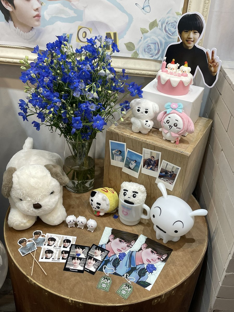 hoonielover1208's tweet photo. 📍플로블랑 

꽃집 근처 가는 순간부터 입틀막.. 성훈이랑 너무 잘 어울리는 파란 장미에 특전까지 완벽했던🤍 꽃집에 있던 소품들도 성훈이와 완전 찰떡이라 너무 귀여웠고! 선착에 못 들어서 아쉬웠지만 너무 만족스러웠던 플라워샵🫶🏻

#1208의기적 https://t.co/LTJ649VgQI