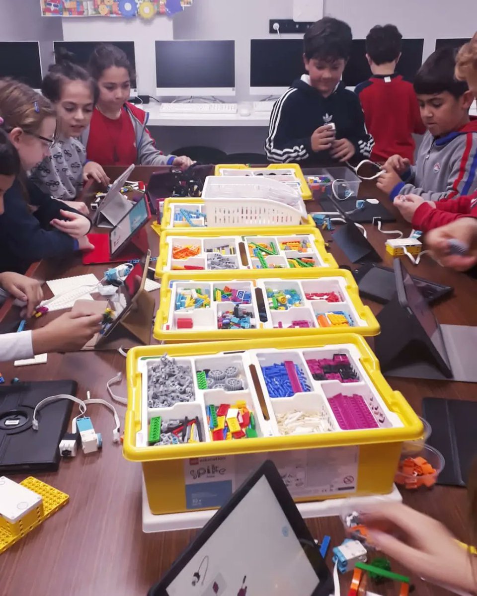MBAmarmaris's tweet photo. #hourofcode haftasında düzenlenen öğle arası etkinliklerinde robotlarımızı kodladık, oyun konsoluyla kendi sumo savaşı oyunumuzu ve hava durumu tahmin robotumuzu da kodlamayı unutmadık 👾👾
#BahcesehirKodluyor
#Hourofcode
#bkhourofcode
💙❤️ https://t.co/c919Q8Ccn1