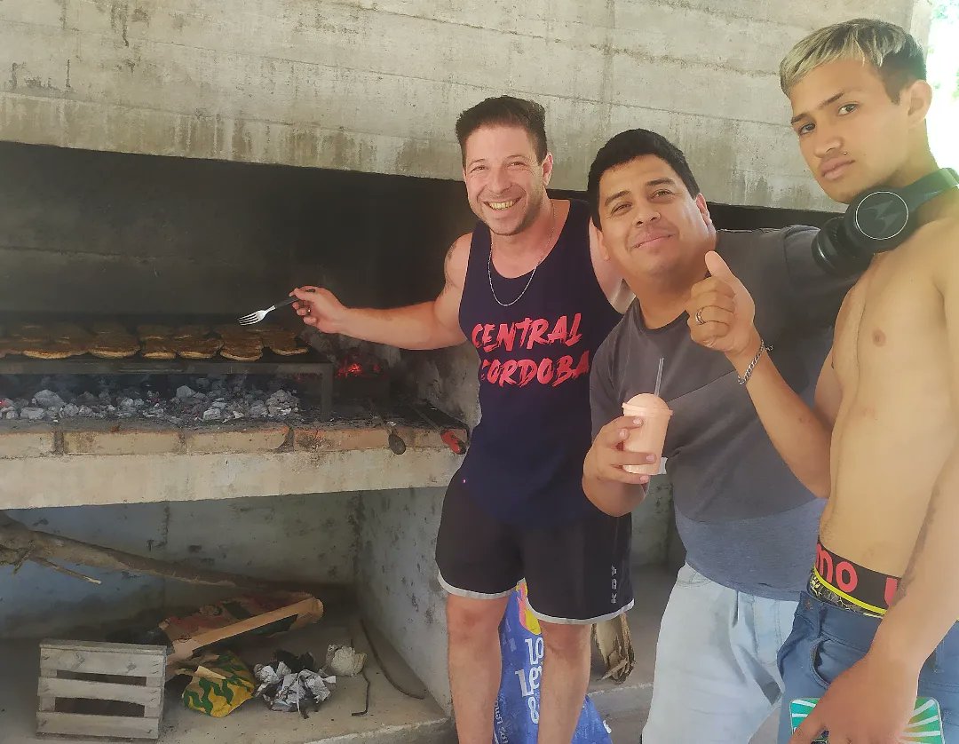 nexorosorg's tweet photo. Un cierre a pura diversión para el Taller de Animación y Eventos 🤹🏻

Entre juego, hamburguesas y entrega de diplomas cerramos el año del taller más divertido de Nexo Rosario 😋 https://t.co/1DuSexcfVT