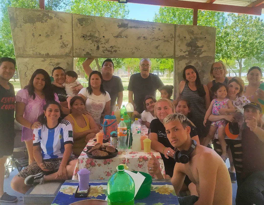nexorosorg's tweet photo. Un cierre a pura diversión para el Taller de Animación y Eventos 🤹🏻

Entre juego, hamburguesas y entrega de diplomas cerramos el año del taller más divertido de Nexo Rosario 😋 https://t.co/1DuSexcfVT