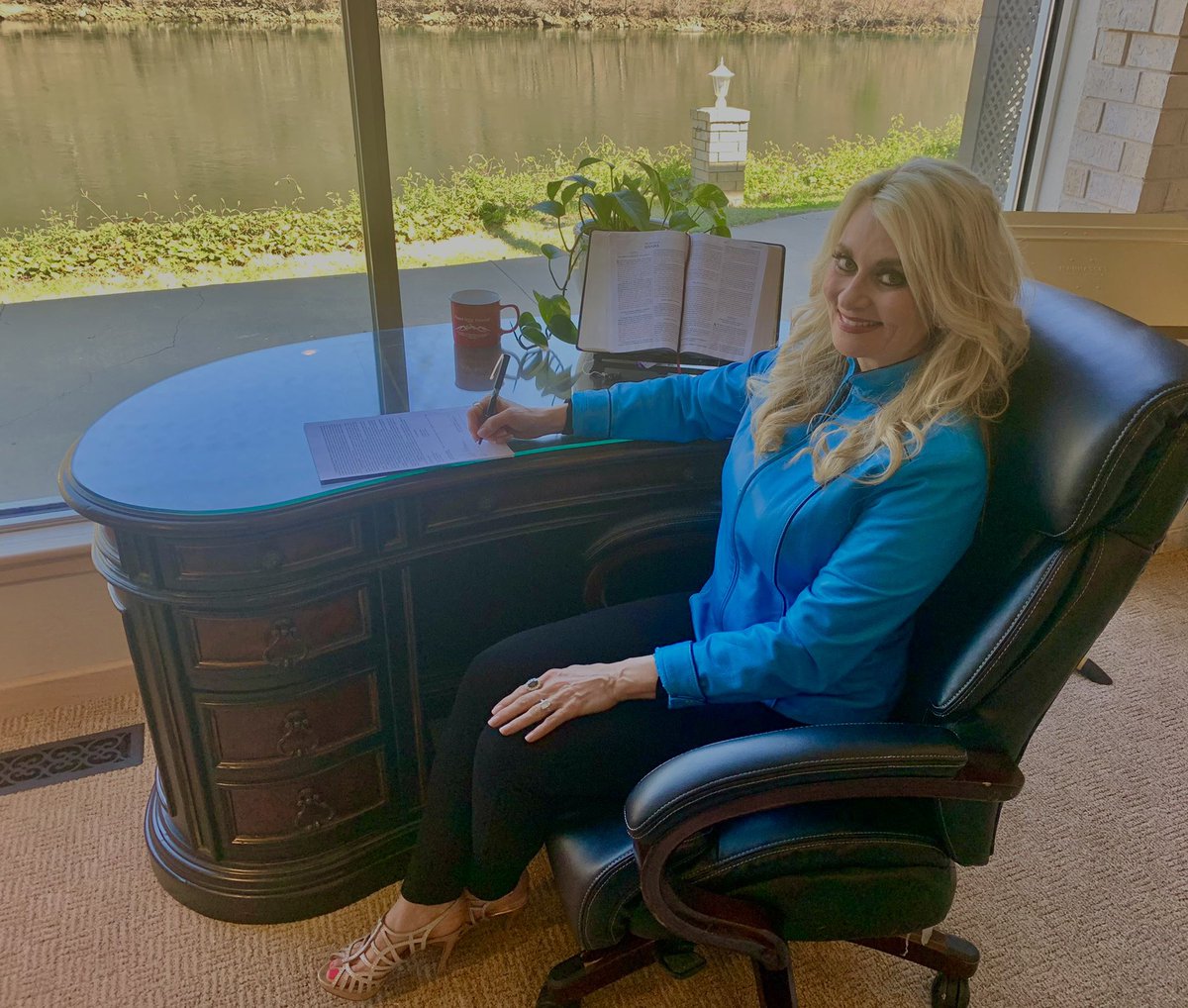drmarlaministry's tweet photo. ✝️Spreading faith & good news!Signing 2 new contracts with NRB-TV & WACX SuperChannel Orlando!
🎥My TV program “Dr. Marla” will be aired:
USA🇺🇸
Germany🇩🇪
Australia🇦🇺
New Zealand🇳🇿
Bulgaria🇧🇬
Denmark🇩🇰
Canada🇨🇦
Africa🇿🇦
China🇨🇳
#possiblewithGod
♥️https://t.co/kvUMESOIBm https://t.co/Dx2FO9g5mD