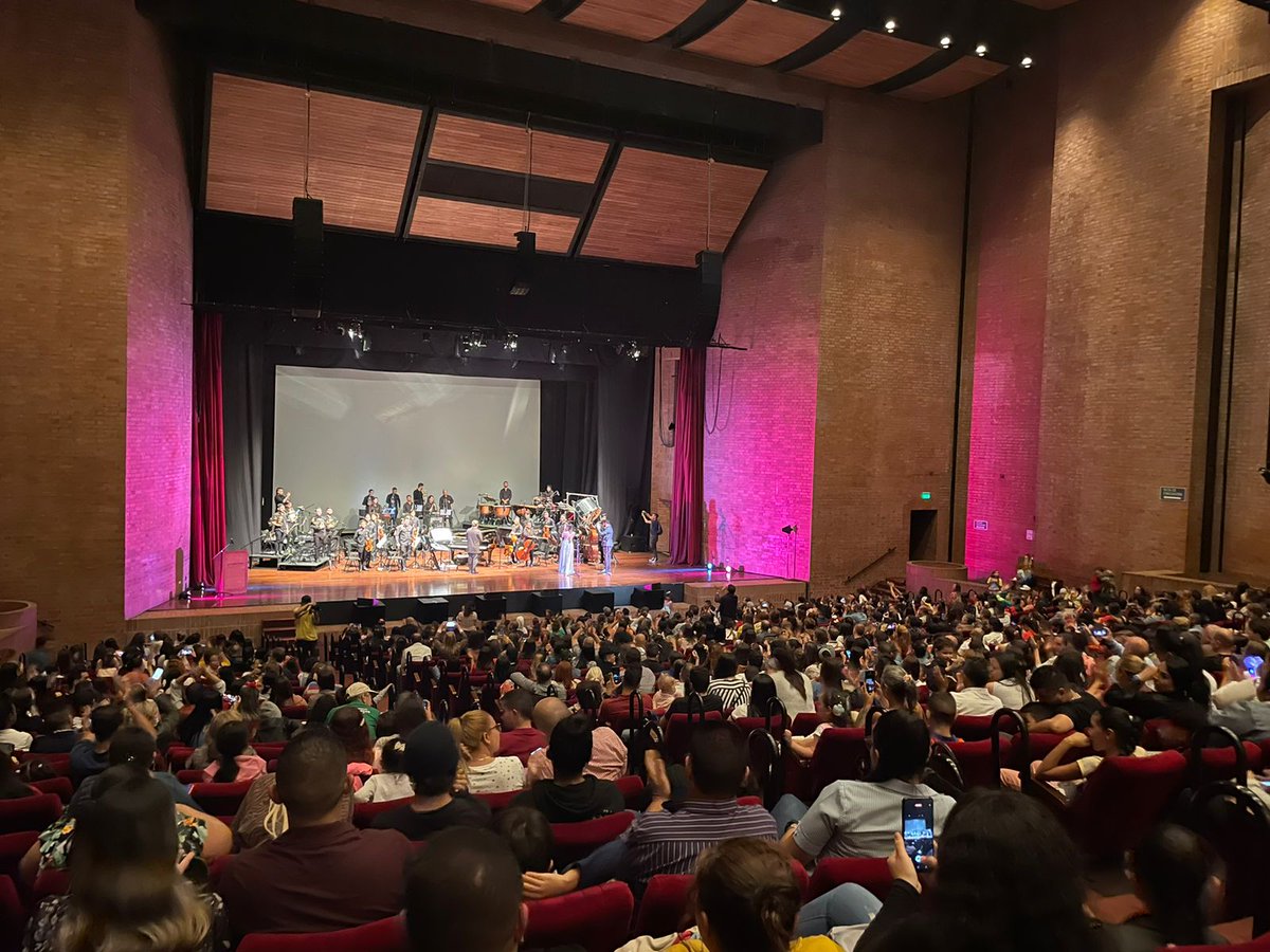 En nuestro evento de Bandas Sonoras vivimos una grandiosa aventura junto a los que más queremos. 🎻🥰 Entre disfraces, música y colores, más de 1.400 personas vivieron una experiencia mágica durante el evento. 👏
<a href="/medellinosune/">Medellín Nos Une</a> <a href="/americana_med/">Corporación Universitaria Americana</a> <a href="/tmetropolitano/">Teatro Metropolitano de Medellín</a>