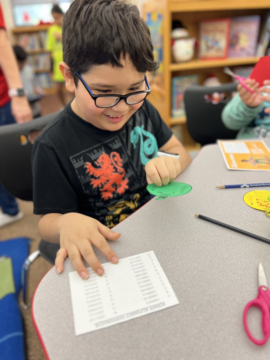 Don’t forget there are so many #unplugged activities you can complete for #SAISD’s #HourofCode <a href="/SAISDWoodlawnAc/">Woodlawn Academy, SAISD</a>’s librarian Ms. Cavazos found this awesome ornament activity. Let us know what your school is doing and don’t forget to log your hours! #SAISDfamilia #SAISDproud