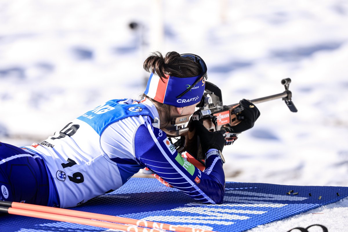 Julia Simon monte sur la boite du Sprint (3e) à Hochfilzen et prend le dossard de MAILLOT JAUNE🟡, celui de leader de la Coupe du Monde !
Une grande première dans la carrière de notre Biathlète. 💪
#HOC22 #biathlon 
📸 Nordic Focus