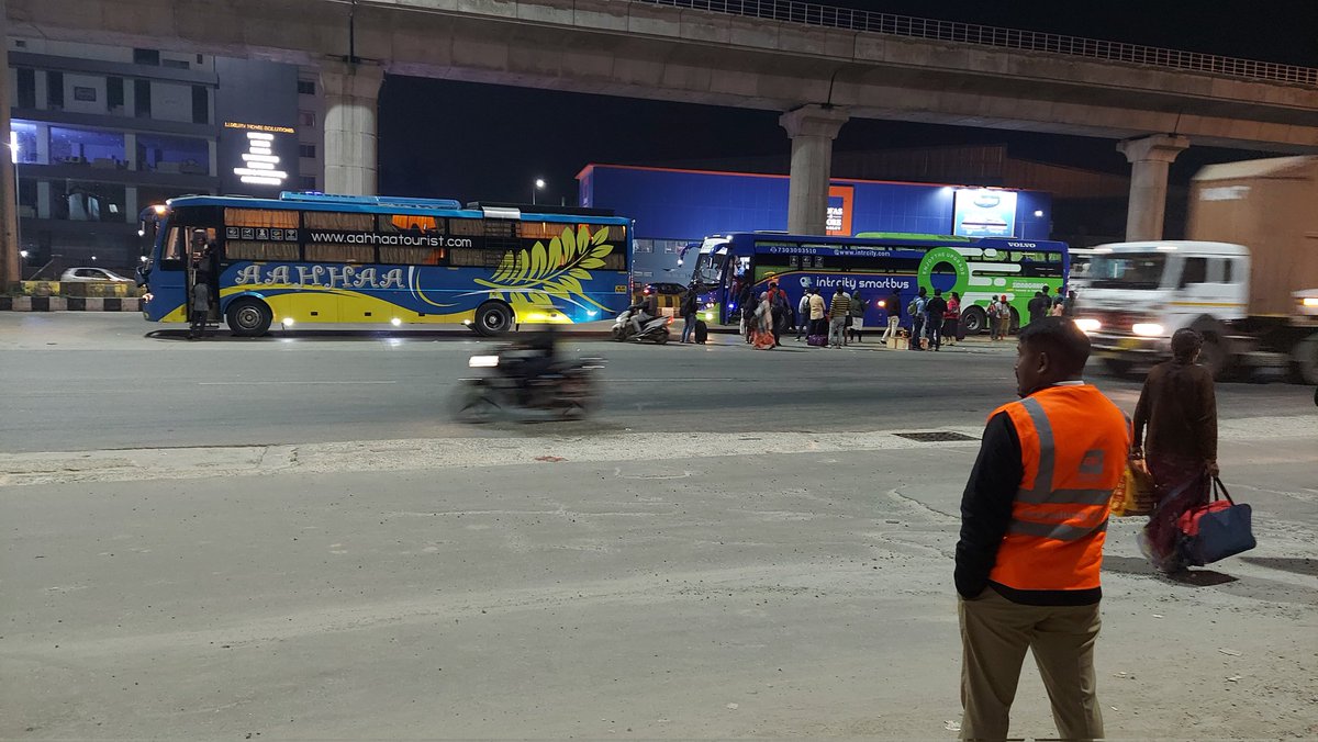 PrasanthTHEnair's tweet photo. @DCPTrEastBCP @SuhasAS8 @DCPTrWestBCP @bypuratraffic @DgpKarnataka @CPBlr @SplCPTraffic @jointcptraffic @blrcitytraffic @BlrCityPolice @acpwesttrf @madivalatrfps @acpsetraffic https://t.co/j2viKFdNQo

Madam, this was tagged to you few days back  

Now attaching a video once again shot this at 9.45pm on 7th Dec, ecity toll gate at hosur road

Officer came waited for almost 20mins. His priority was not to ease traffic,  but click photos. https://t.co/tFYo1PutAR