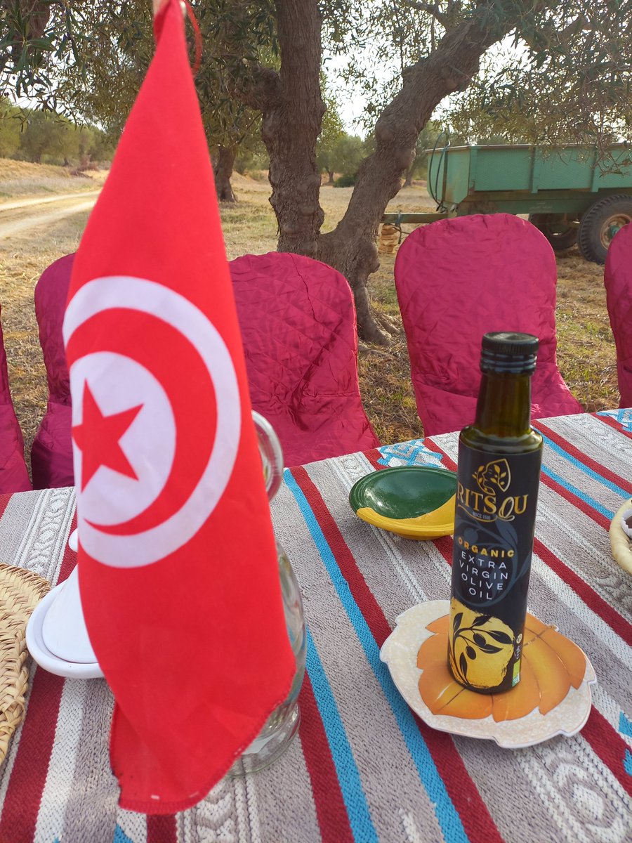 OrivelStephan's tweet image. La délicieuse huile d'olive de la 🇹🇳, c'est le travail des agriculteurs et agricultrices, comme Mme Asma Aouinti, accompagnés par le ministère de l'agriculture, notamment l'APIA, avec le soutien de @AFD_France et @UeTunisie
#Primea huile Ritsou