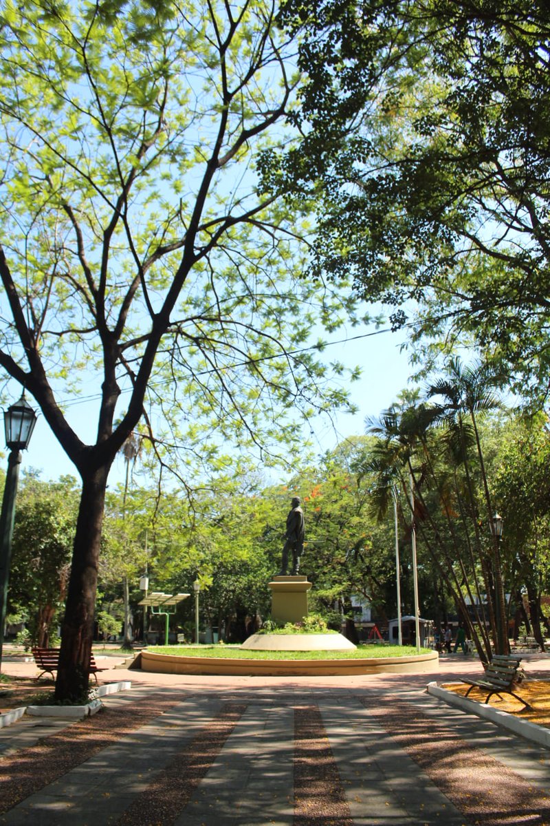 nenechopy's tweet photo. Los compañeros de @AsuDsu aprovecharon el feriado para realizar un operativo de limpieza en el microcentro. Así quedaron la Plaza Uruguaya, el Paseo Quinta y Caballero. #SeguimosTrabajando en todos los frentes https://t.co/l79TujTu4V
