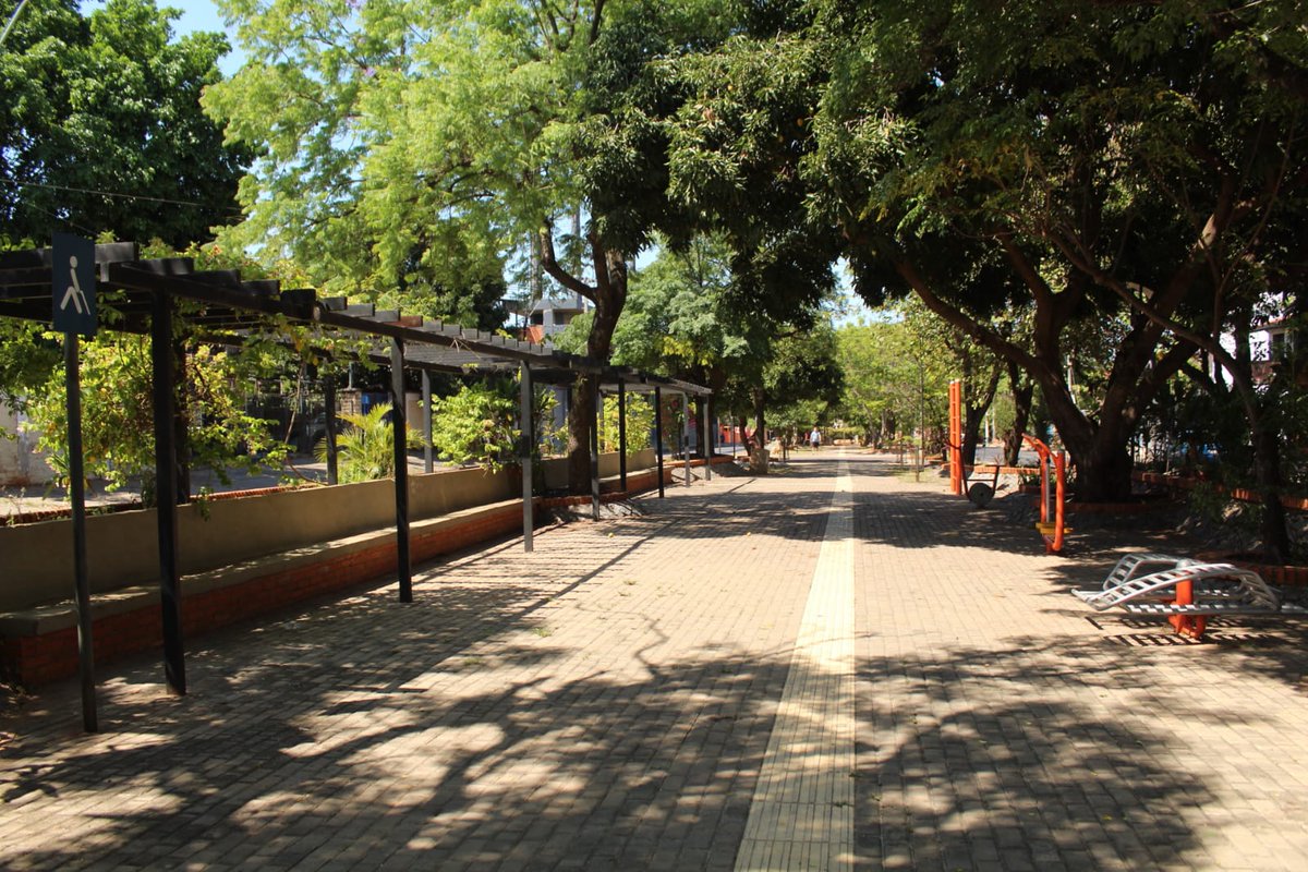 nenechopy's tweet photo. Los compañeros de @AsuDsu aprovecharon el feriado para realizar un operativo de limpieza en el microcentro. Así quedaron la Plaza Uruguaya, el Paseo Quinta y Caballero. #SeguimosTrabajando en todos los frentes https://t.co/l79TujTu4V