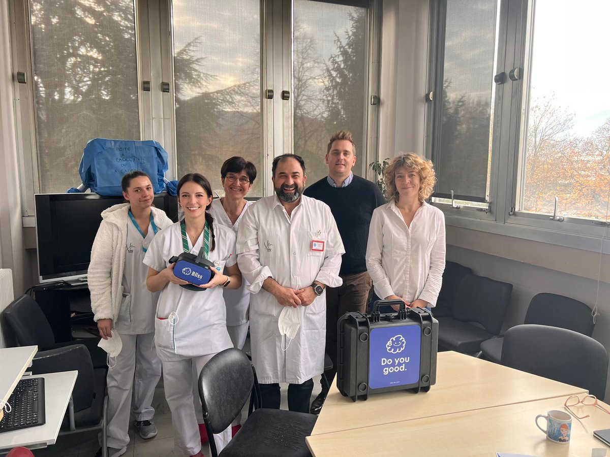 Bliss_DTx's tweet photo. @Bliss_DTx au 🏥 @CHU_Grenoble dans le service des #urgences traumatologiques.
Les équipes ont tout de suite pu le mettre pour la prise en soin de la #douleur de leurs patients avec un grand sourire de la patiente pendant le soin de sa fracture.
#DoYouGood #patients #BLissDTx https://t.co/1EnlkQ1RMR