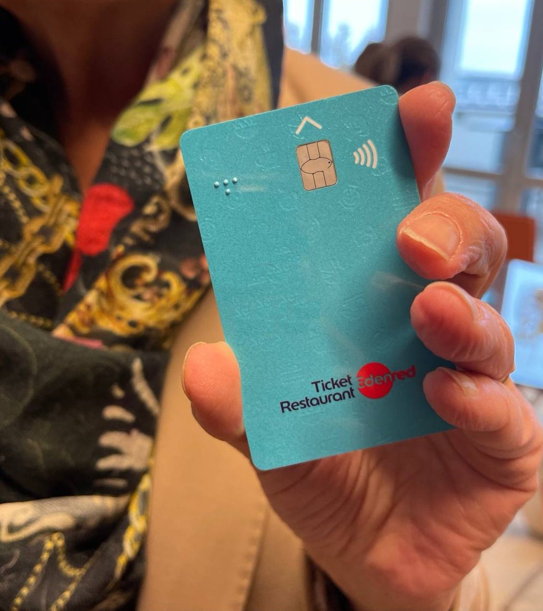 4 petits points. Ce n’est rien… mais ça change la vie ! La carte ticket restaurant est maintenant disponible en braille.
