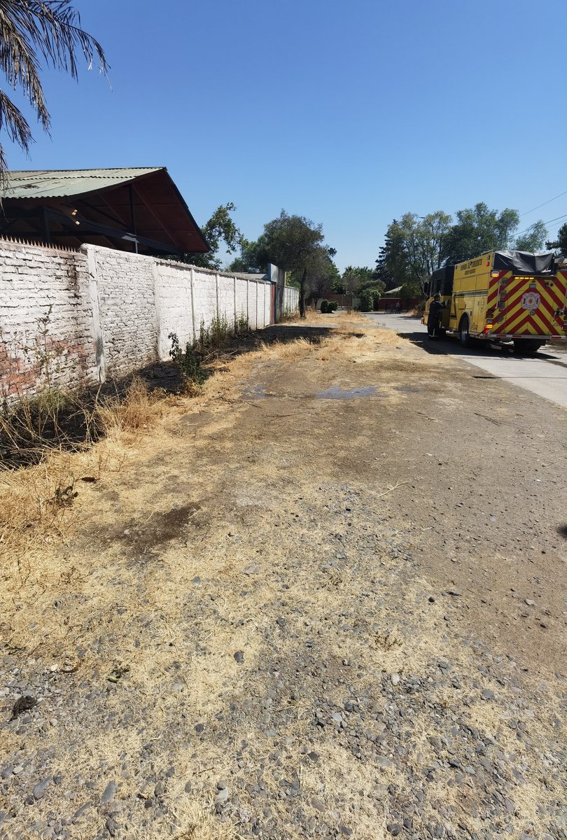 hernan_mh's tweet photo. @alcaldejrgodoy nunca el municipio ha limpiado nuestro pasaje, hoy casi se queman nuestras casas. Gracias @Despachos_06 por la rápida llegada. Esto es Senador Florencio Durán con los Ciruelos, villa Tupahue. https://t.co/Bb5p6kARvf