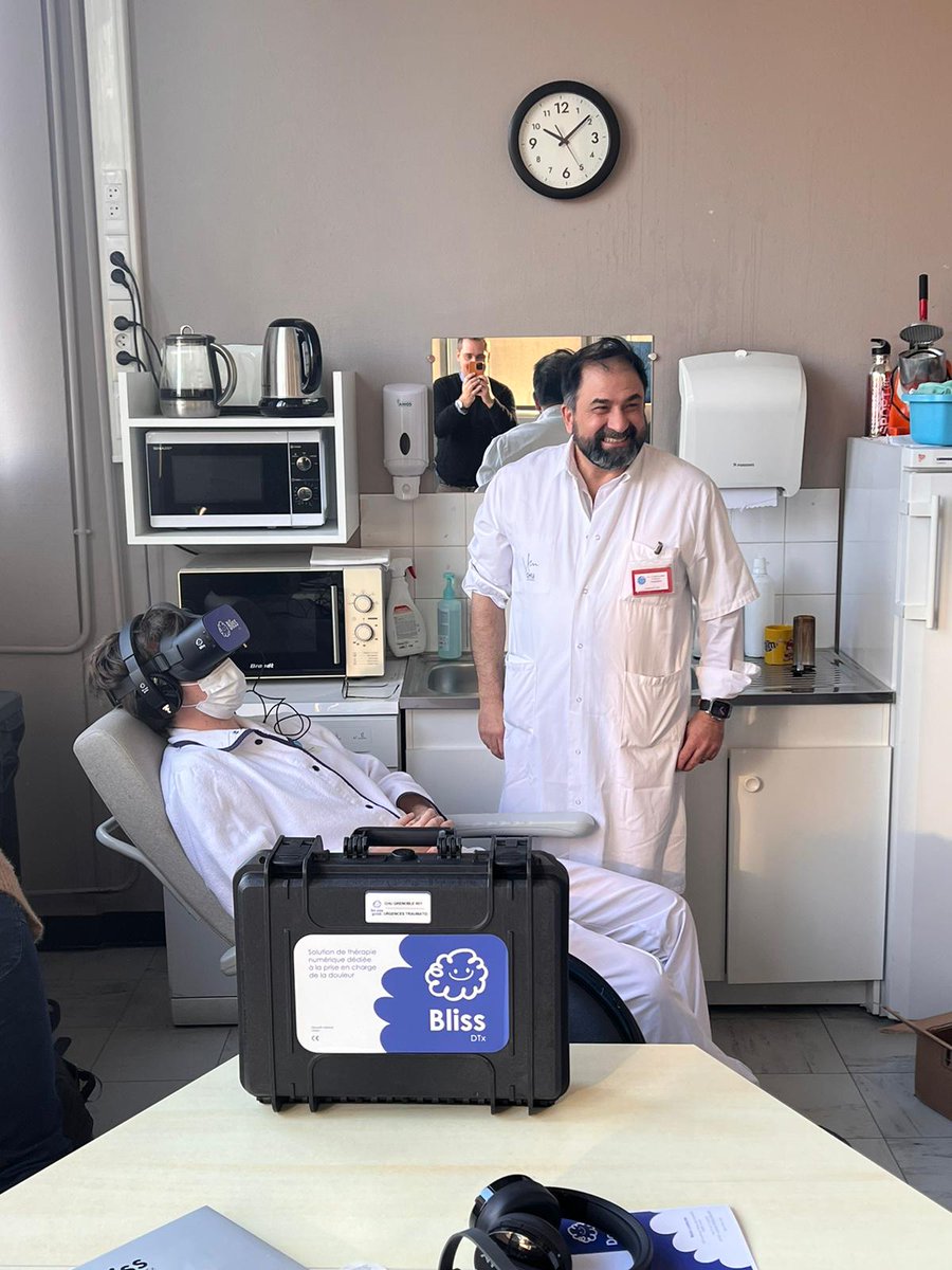 Bliss_DTx's tweet photo. @Bliss_DTx au 🏥 @CHU_Grenoble dans le service des #urgences traumatologiques.
Les équipes ont tout de suite pu le mettre pour la prise en soin de la #douleur de leurs patients avec un grand sourire de la patiente pendant le soin de sa fracture.
#DoYouGood #patients #BLissDTx https://t.co/1EnlkQ1RMR