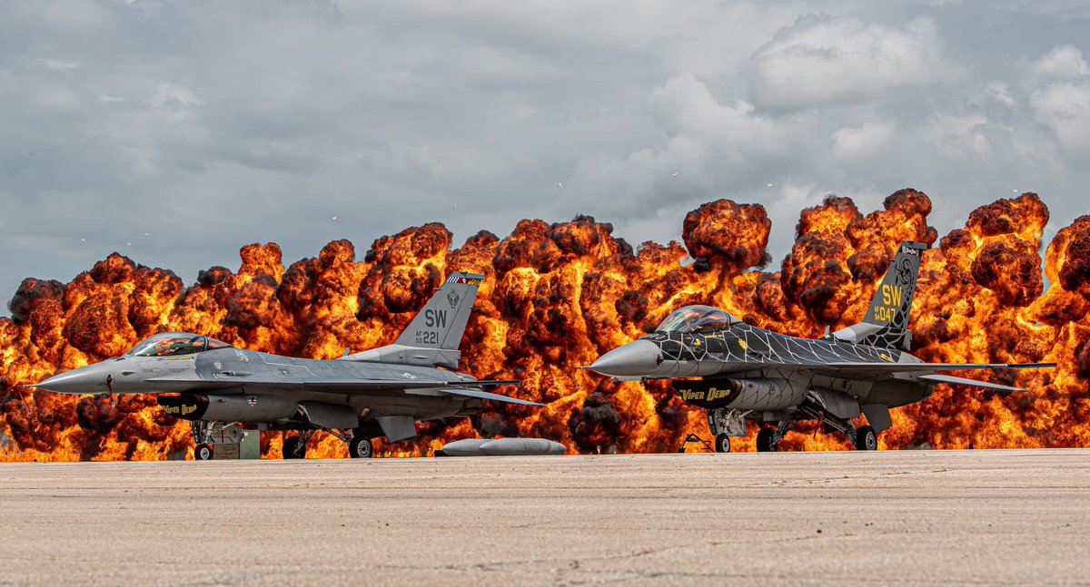 LiveAirShowTV's tweet photo. That #walloffire would heat things up in the upper midwest! @ViperDemoTeam @icas_hq @FlyingMagazine @AirshowStuff @aircombatcmd @LockheedMartin #airshow #aviation https://t.co/2zRzhf0PKk