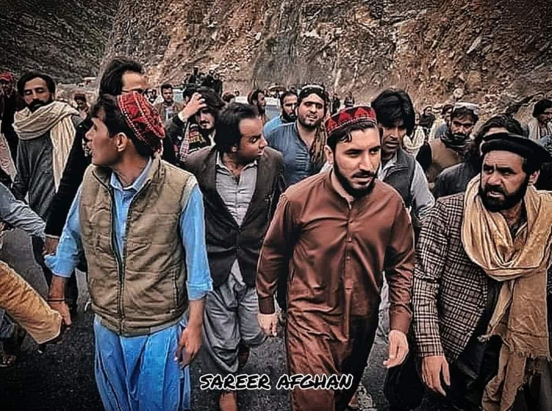KhanGe155's tweet photo. The brave and enthusiastic young leader of Pashtun nation is walking on his foot towards his destination #chaman showing that cheap tactics of the state can never stop us to reach our own people of southern Pashtunkhwa,we are proud of you Manzoor Pashtun.
#PashtunLongMarch2Chaman https://t.co/OVPqmuhFIk
