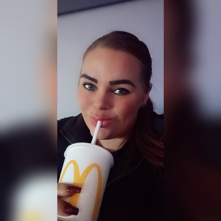 TashWickens's tweet photo. Milkshake time, ooo happy days 😋 😀.  #Milkshake #happyday #Over18 #uk #hottie https://t.co/bRev7CncHc