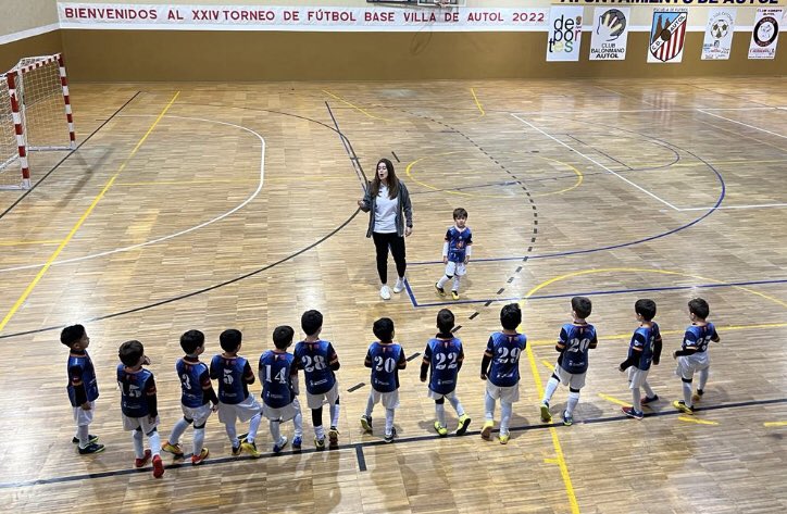 Cintruenigofs's tweet photo. 👏👏 #ENORMES nuestro #grupo2017
⚽️ Pasa a #Semifinales en el prestigioso #TorneodeAutol será #Arnedo su rival !!
🔝 Trabajazo del equipo entrenadores de base y del equipo de formación y desarrollo centrando la fuerza en el grupo (niños+padres y viceversa)
#SomosMasFutsal https://t.co/0vLIbLCuWP