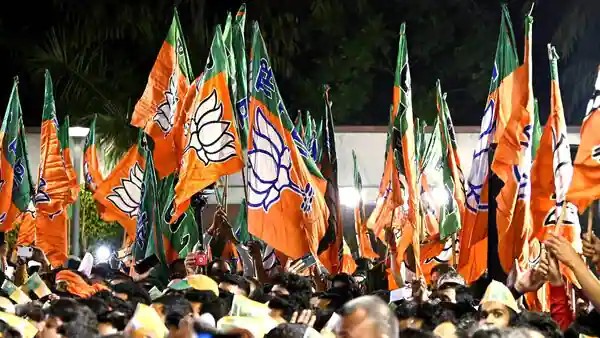 ഇന്നത്തെ തീ പാറിയ പോരാട്ടം 

Bihar (Kurhani) Assembly #bypollresults

BJP :
76648 (wins by 3632 votes)

Vs

JD(U) + RJD + INC + CPI + CPM + CPI ML + Hindustani Awam Morcha + AIMIM :  
73016