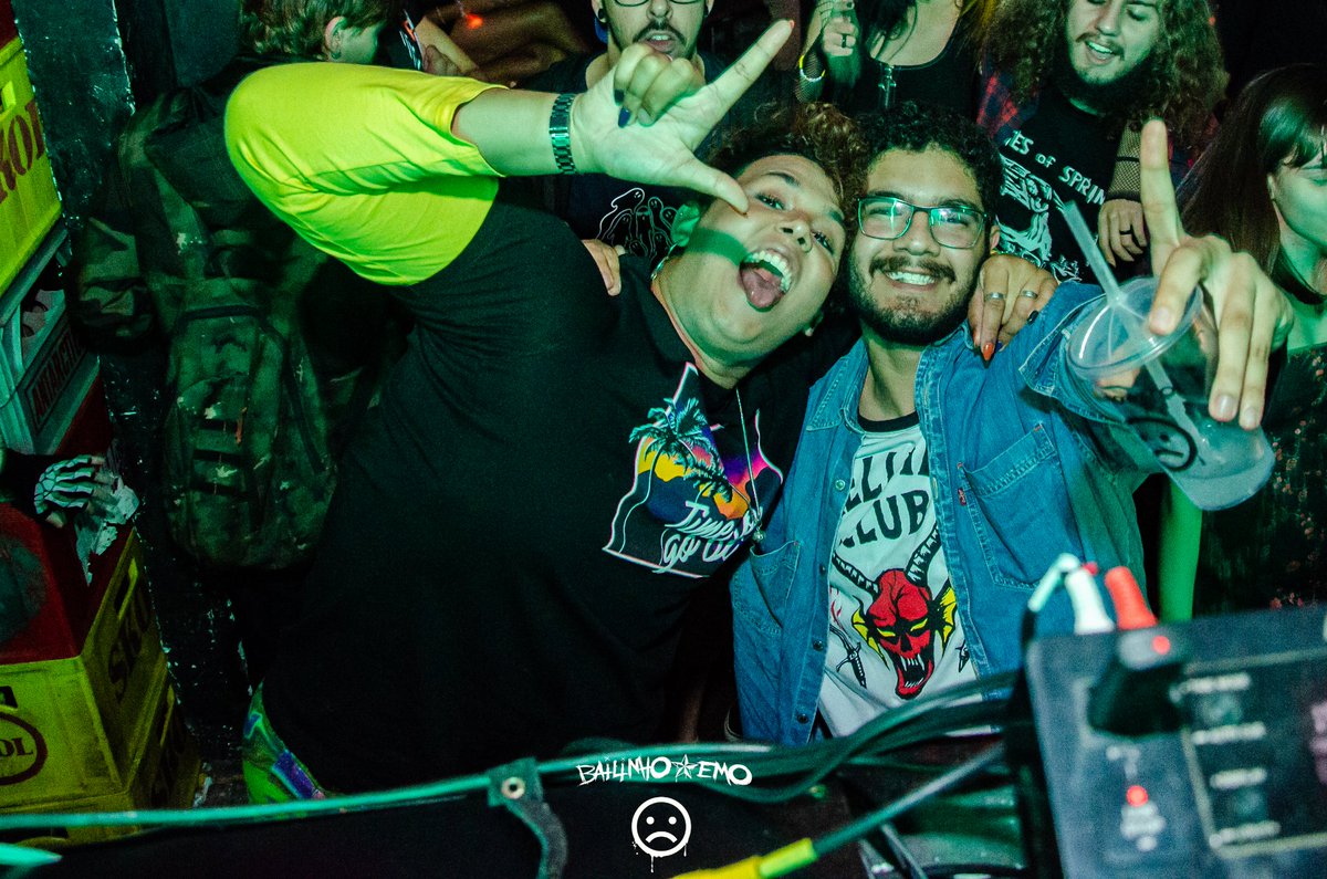 bailinhoemo's tweet photo. Já foi em alguma edição do Bailinho Emo? 👀

Na página do Facebook tem todas as fotos de todas as edições, já se achou por lá?  ❤️‍🔥

E 17/12 tem rolê na Casa Rock, hein! Se ainda não garantiu seu ingresso, corre pra aproveitar que ainda tá no primeiro lote 🔥

#bailinhoemo #festa https://t.co/HfTjfA3wJ1