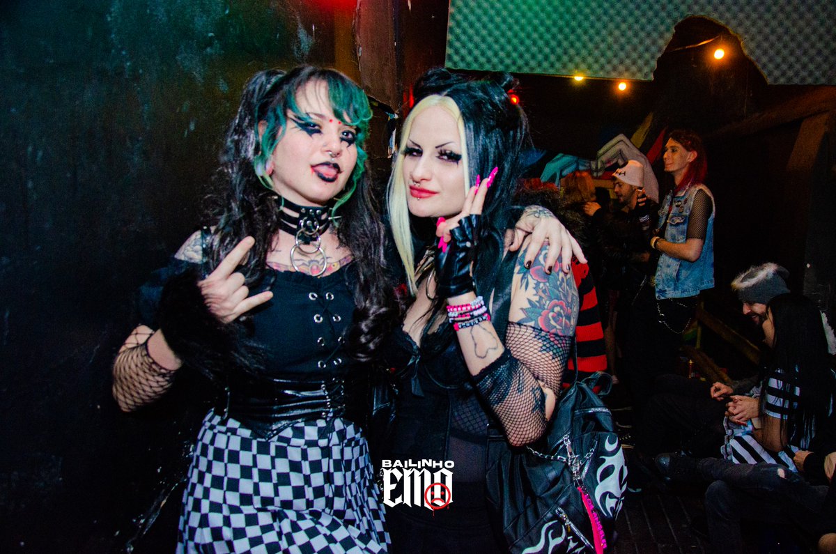 bailinhoemo's tweet photo. Já foi em alguma edição do Bailinho Emo? 👀

Na página do Facebook tem todas as fotos de todas as edições, já se achou por lá?  ❤️‍🔥

E 17/12 tem rolê na Casa Rock, hein! Se ainda não garantiu seu ingresso, corre pra aproveitar que ainda tá no primeiro lote 🔥

#bailinhoemo #festa https://t.co/HfTjfA3wJ1