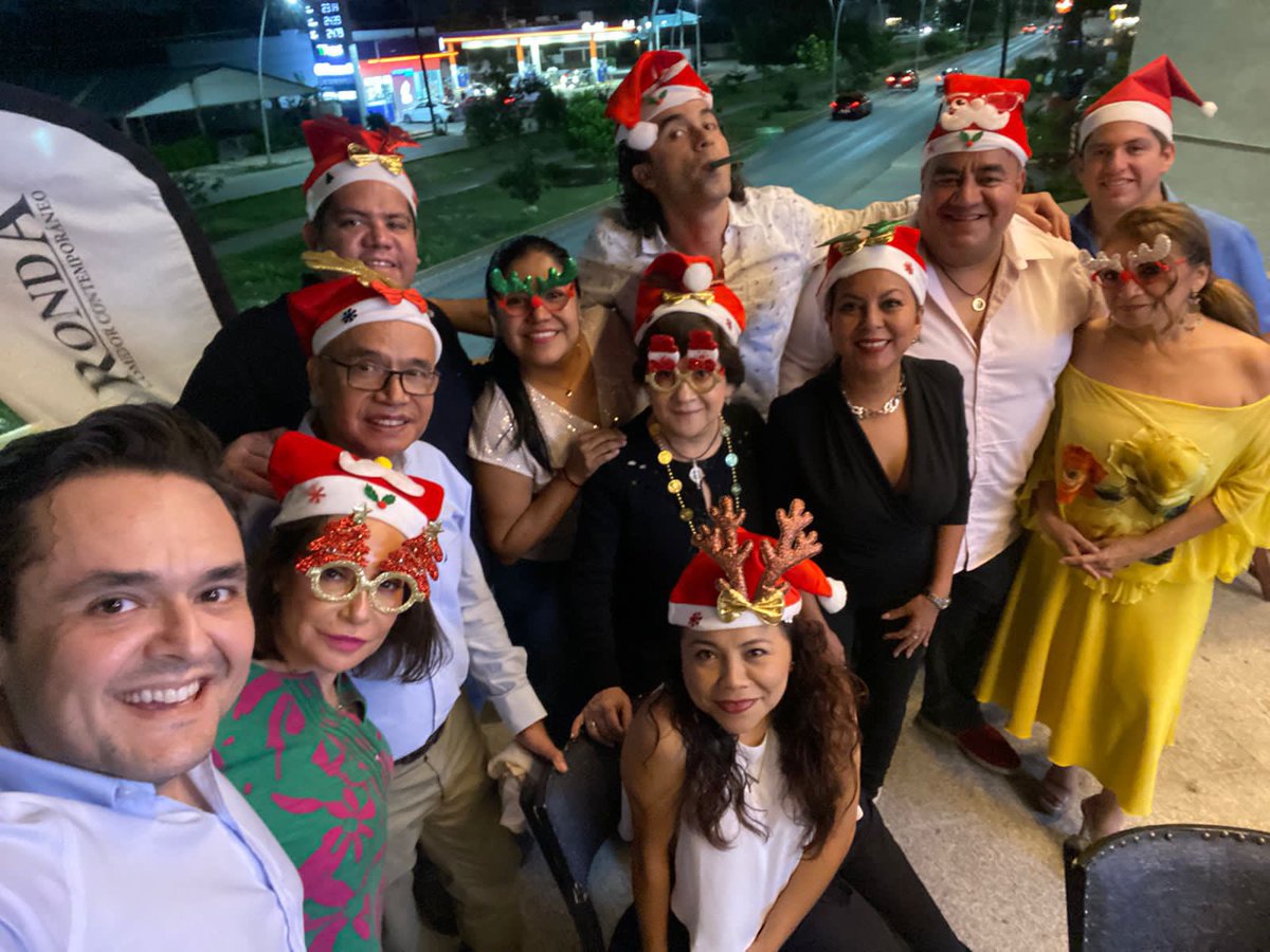 SSarvelia's tweet photo. La sana convivencia con las y los amig@s, es parte de la interacción social, que fortalece la amistad permanente. Posada pre navideña. @JovitaPortillo @KarlaLopezsa @Adrianls78 @HugoValdiviezoP @KatJusto #MayraPacheco @Dionisio #JuanNoya https://t.co/Np5dOS4Qoi