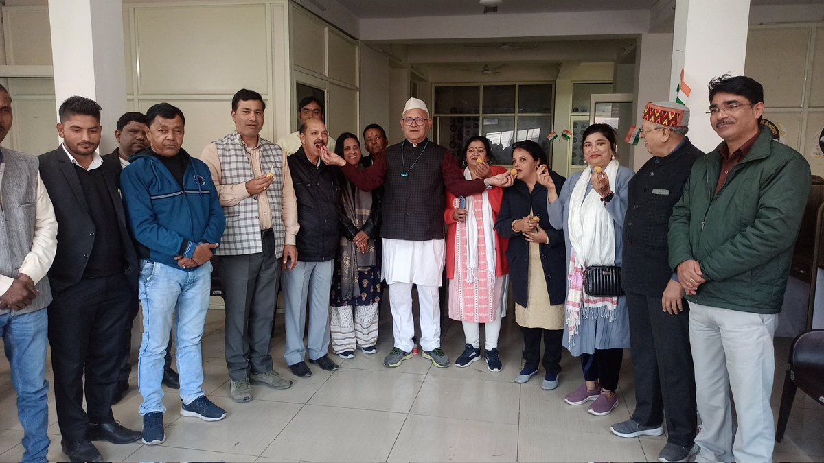 AAP4Dehradun's tweet photo. @AamAadmiParty के राष्ट्रीय पार्टी बनने के अवसर पर देहरादून स्थित @AAPUttarakhand के प्रदेश कार्यालय में "आप" कार्यकर्ताओं द्वारा मिष्ठान वितरण कर प्रसन्नता व्यक्त की गई।
#AAPRise
#AAPIsOnlyHope https://t.co/bHsqYu3pZ3