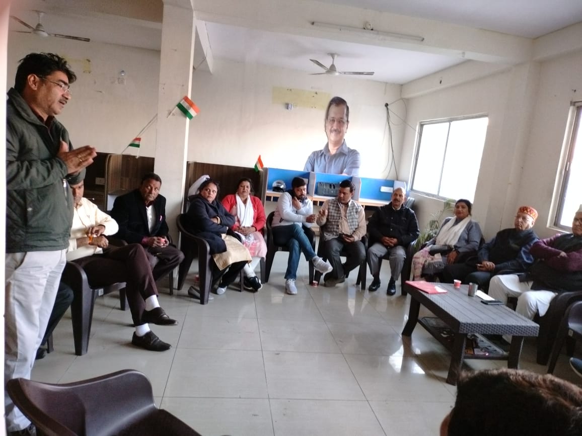 AAP4Dehradun's tweet photo. @AamAadmiParty के राष्ट्रीय पार्टी बनने के अवसर पर देहरादून स्थित @AAPUttarakhand के प्रदेश कार्यालय में "आप" कार्यकर्ताओं द्वारा मिष्ठान वितरण कर प्रसन्नता व्यक्त की गई।
#AAPRise
#AAPIsOnlyHope https://t.co/bHsqYu3pZ3