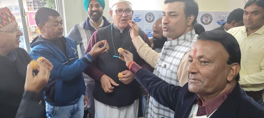 AAP4Dehradun's tweet photo. @AamAadmiParty के राष्ट्रीय पार्टी बनने के अवसर पर देहरादून स्थित @AAPUttarakhand के प्रदेश कार्यालय में "आप" कार्यकर्ताओं द्वारा मिष्ठान वितरण कर प्रसन्नता व्यक्त की गई।
#AAPRise
#AAPIsOnlyHope https://t.co/bHsqYu3pZ3