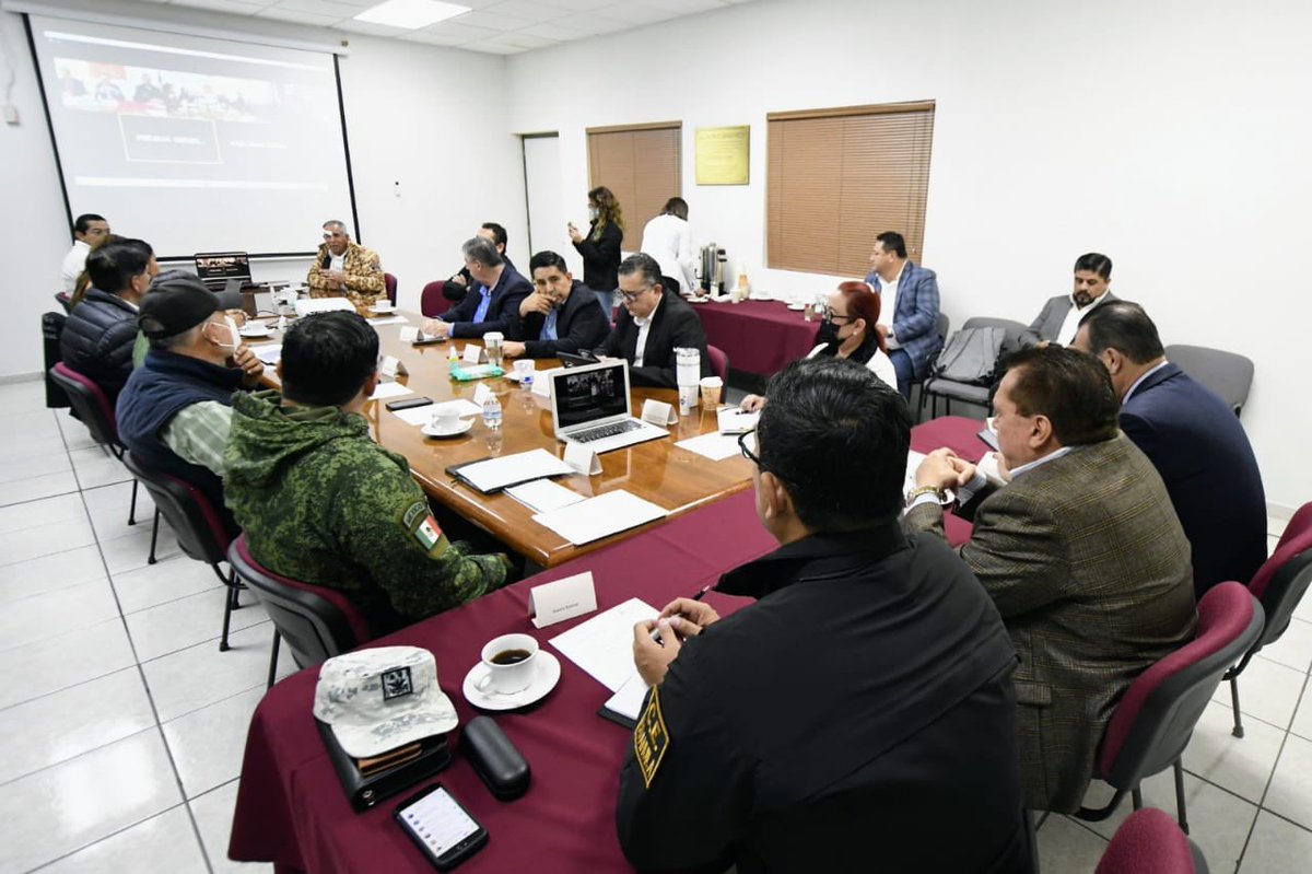 En la Mesa de Seguridad, autoridades estatales y federales, acordaron reforzar los operativos para blindar a #Coahuila, así como también el operativo "Paisano", que busca garantizar el cruce seguro de connacionales que llegan a #México desde #EstadosUnidos.
