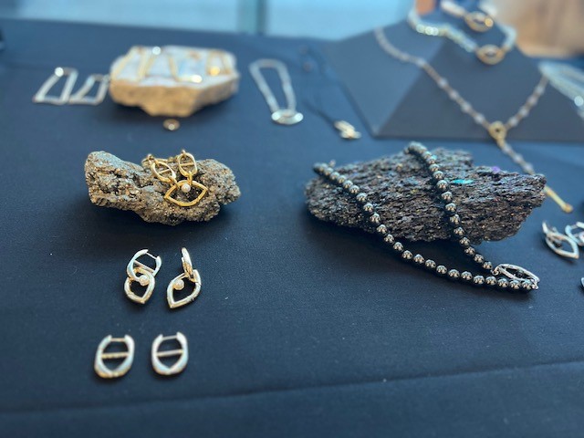 20GreshamSt's tweet photo. @20GreshamSt we welcomed back @CapsuleElevenJewelry who provided us with a stunning array of empowering, contemporary unisex pieces that become part of the wearer’s unique story. 
#jewellerydesign #Empowerment #CityOfLondon 
💍📿
https://t.co/naWrFNo40c https://t.co/eHypR7YXYx