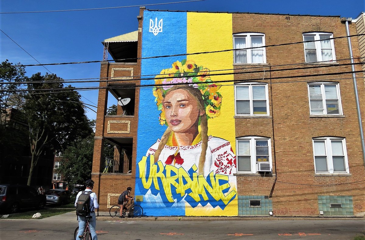 ChiBikeAdvs's tweet photo. Mural in Ukrainian Village (@s_echor &amp; Face, 2022) “Glory to Ukraine” was done this August .  #bikechi For more ride pics https://t.co/StYK34SqKq https://t.co/BpDSxMsthl