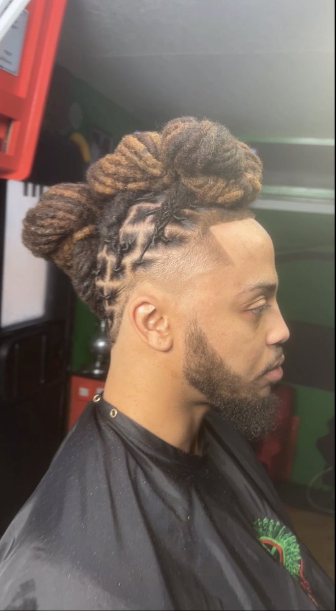 LocsByLaj's tweet photo. Retwist + Style followed with the fade! Booking link is always in the bio! π. π»π»π»π»π» #TheStylber #TheStylber #TheStylber #PittsburghBarber #Pittsburgh #PittsburghBarber #PittsburghStylber #LBL #Laj #MELAJIAHENDERSON #Tempfade #PittsburghCuts #LocsByLaj #Barber https://t.co/MB7jDQJUKV