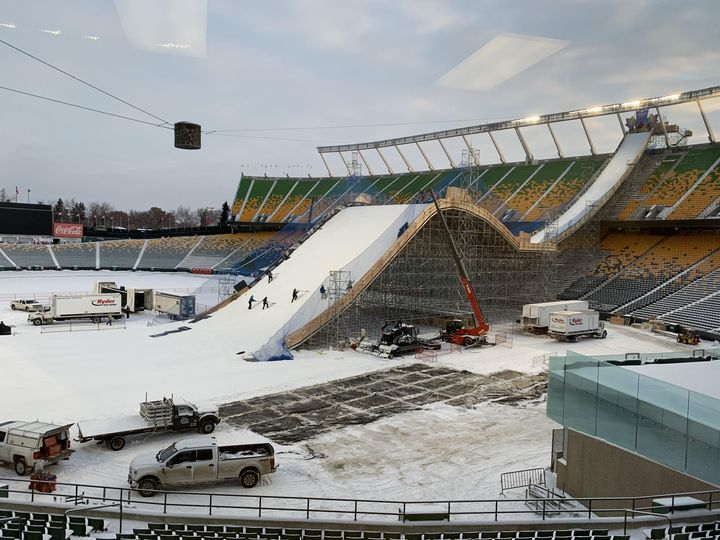 Une étape de Coupe du Monde de surf des neiges au stade des Elks a Edmonton demain et samedi (Big Air) <a href="/NantelRose/">Rose Nantel</a> <a href="/PhareOuestRC/">Phare Ouest</a> <a href="/Lecafeshow_RC/">Le café show</a> <a href="/AminKehel/">Mohamed-Amin Kehel</a>