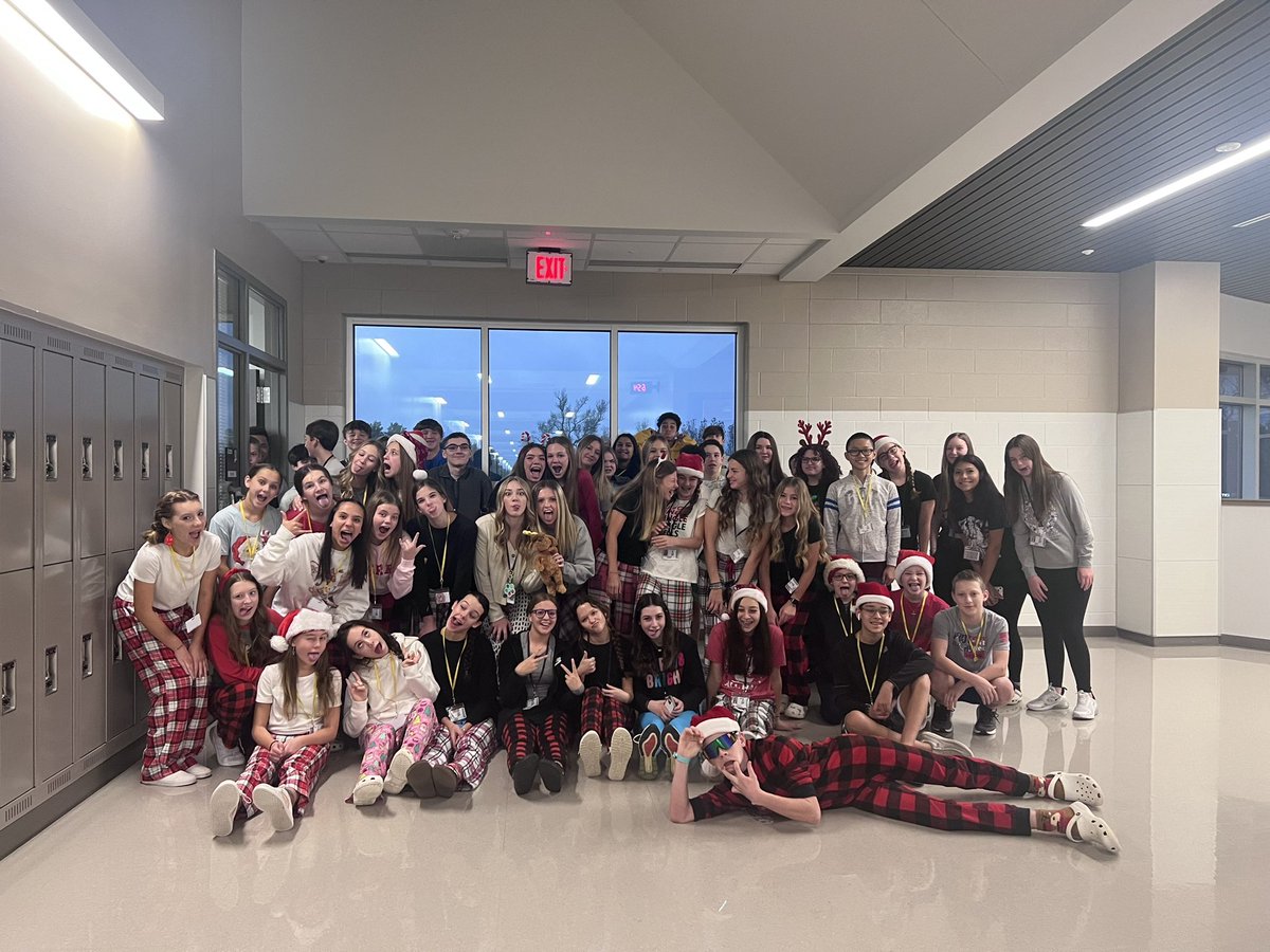 HistoryHolcomb's tweet photo. NJHS members getting into the Christmas spirit. #joy #LoveMyLions @ela8_ohjh @oakhillslions https://t.co/rLYnQkI4Ev