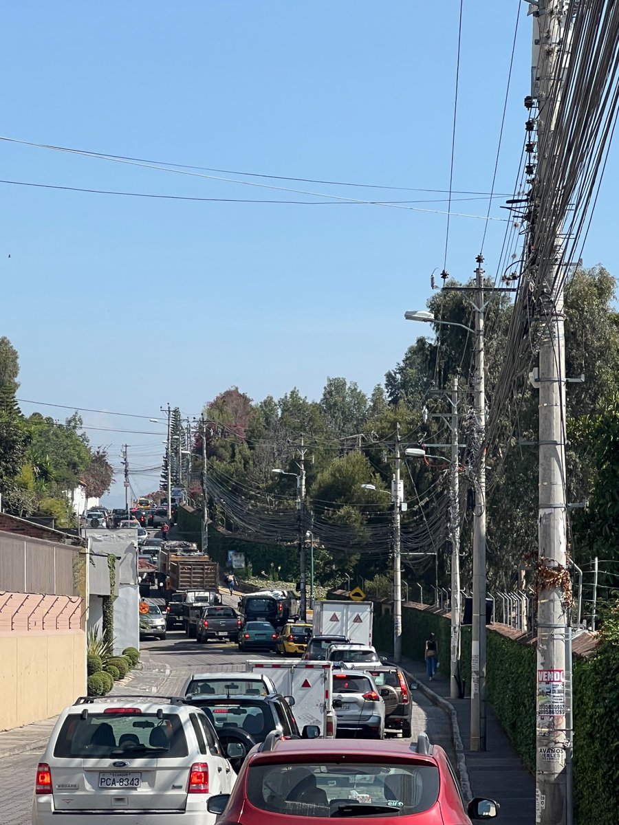Todavía no es hora de afluencia, imaginen lo que se viene para los que usamos todos los días la vía Nayon-Cumbaya. Este desorden es todos los años, cortesía del #GranBazarNavideño y de la total ausencia de control del <a href="/MunicipioQuito/">Municipio de Quito</a> <a href="/AMT_Quito/">AMTQuito</a> <a href="/amcquito/">Agencia Metropolitana de Control</a>