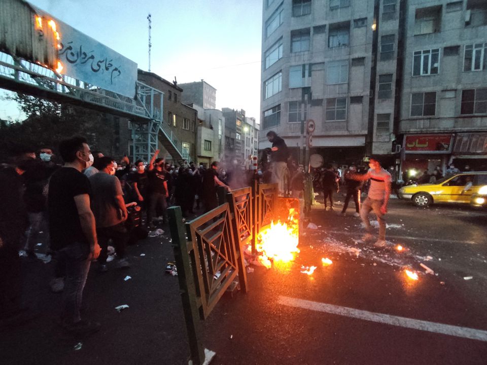 ianbremmer's tweet photo. grim update from iran:
tehran hanged a man for his part in anti govt protests,
marking the first official protester execution https://t.co/C16xKe7lV6