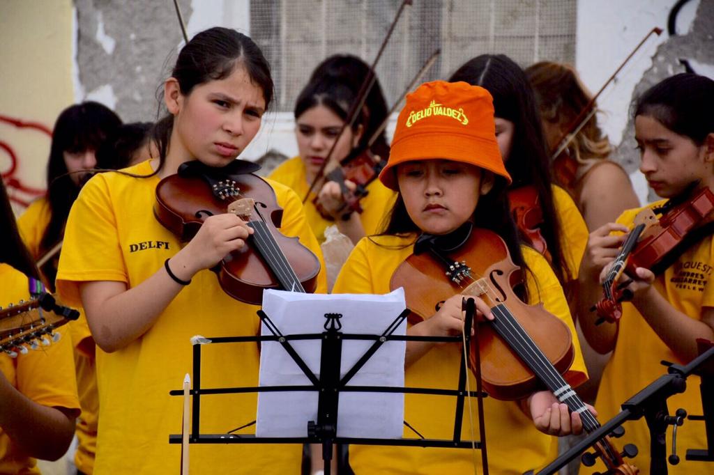 TWAMADERNA's tweet photo. ¡Felicitaciones Orquesta Chazarreta!
La alegría de las niñas y niños refleja la dedicación y el profesionalismo con que trabajaron durante todo el año.
Un orgullo para toda la comunidad.

#TenésCultura
#TenésTrelew https://t.co/YB8KDKAmvB