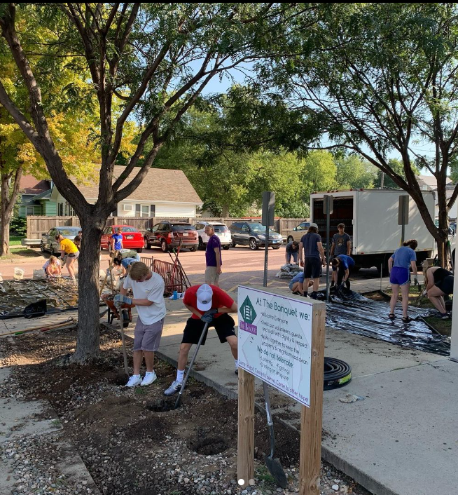 Sunday Showcase: The Banquet

The Banquet welcomes the community to gather and serve each other, feeding body and spirit by serving 16 meals every week.

During Welcome Week, new students helped with some landscaping at the Banquet!

#WeAreAU | #Serve