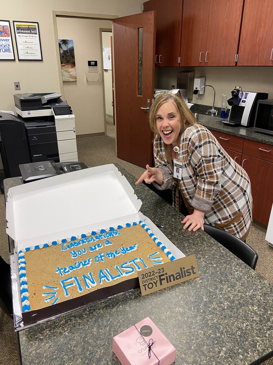 PHMSCougars's tweet photo. Congratulations to our Top 10 District TOY Finalist, Lori McKelvey! PHMS is so lucky to have you! 💚💛⭐️

#PHMSForgingOurPath #Lex1TOY https://t.co/rUGOjw3bCI