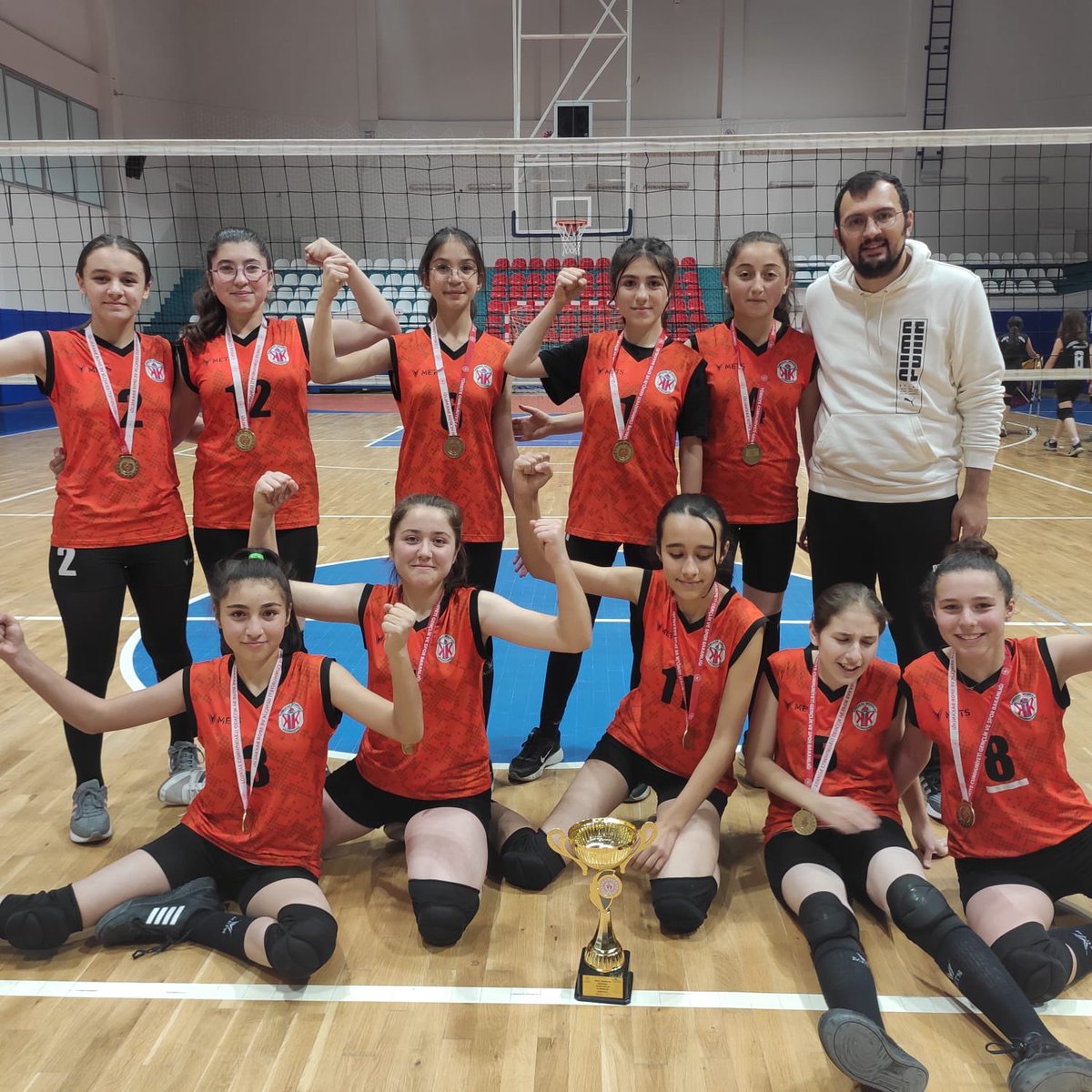karkucakort's tweet photo. #FİLENİNPRENSESLERİ İL ŞAMPİYONU
 Yıldız Kız Voleybol takımımız il Şampiyonu oldu. 
@vezirkoprumem 
@resulozata55 
@mehmetuyargsim 
@samsunmem 
@muratagar60 
@ikasapoglu55 https://t.co/40KIOEvJF8