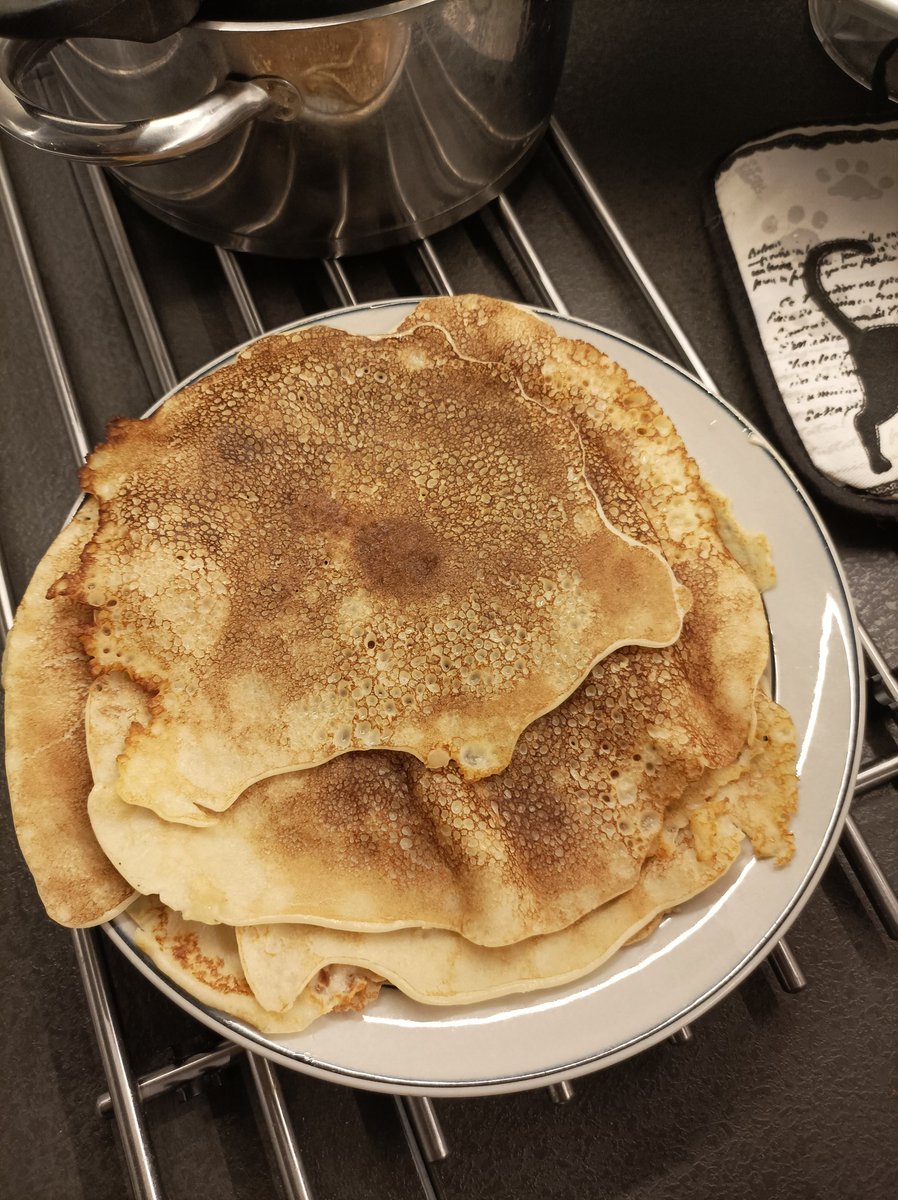 IamHula's tweet photo. Leipä loppui, mutta en jaksa lähteä sen takia kauppaan. Niinpä paistoin lettuja. Täytyy sanoa, että on kyllä hyvää mustikkahillon kanssa. Lisäksi kahvia #ruokatwiitti #foodtweet #letut #pancakes 🤤😋 https://t.co/VjerDPS4Em