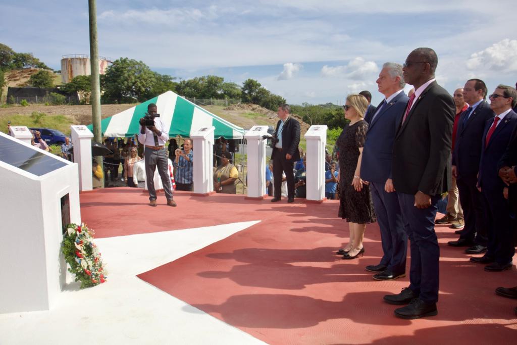 DiazCanelB's tweet photo. Colocamos una ofrenda floral en Memorial dedicado a los 24 cubanos caídos junto a hermanos granadinos en desigual combate durante la invasión de EEUU a esta hermana nación. Recordamos a Maurice Bishop, líder de la heroica revolución que marcó el destino de Granada. #SomosCaribe https://t.co/tQ0CKoJtD5