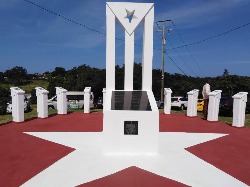 Colocamos una ofrenda floral en Memorial dedicado a los 24 cubanos caídos junto a hermanos granadinos en desigual combate durante la invasión de EEUU a esta hermana nación. Recordamos a Maurice Bishop, líder de la heroica revolución que marcó el destino de Granada. #SomosCaribe