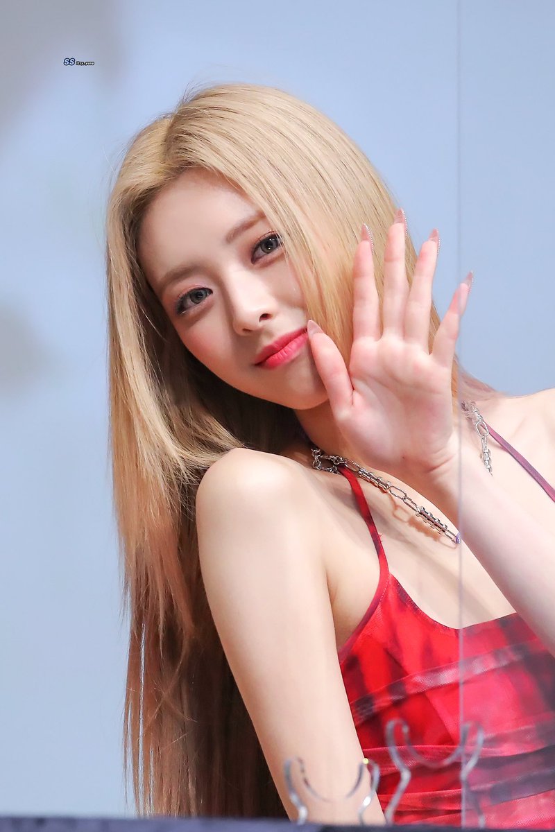 생일축하해 유나야 (.› ‹.) ♡̷̷̷ ⋆⁺₊⋆
우리 막냉이 태어나줘서 고마워 ❤️ㅎㅎ
유나가 바라는 소원 모두 이루어지길 바랄게!!
아프지말구 항상 행복하자아~ 사랑해 🤍

#HappyYunaDay
#유나의_스무번째_생일을_축하해
#십이월의_행복은_유나로부터
#SuperstarYUNADay
#ITZY #있지 #YUNA #유나