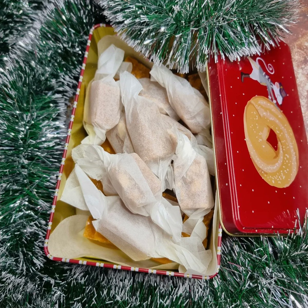 perse_phone32's tweet photo. Smörkola(caramel candy)❄️☃️🎄
easyrecipes #smörkola #foodblogger #kotigourmeetablogi #instfood #foodpics #smör #kola #ruokavalokuvaus #joulunaikaa #maistuisko #syöhyvin #swedishfood #christmasrecipes #julbak
https://t.co/n8cotADHby https://t.co/u5dt5jQzj7