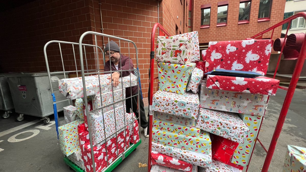Gestern konnten wir Caritas Zürich 100 Geschenke für die Weihnachtswunschaktion 2022 übergeben. Wir freuen uns sehr, 100 Kindern aus Familien mit kleinem Budget damit eine Freude bereiten zu können.

#WWA2022 #SchöneWeihnachtenfürALLE #CaritasZürich #KulturLegiZürich #iway