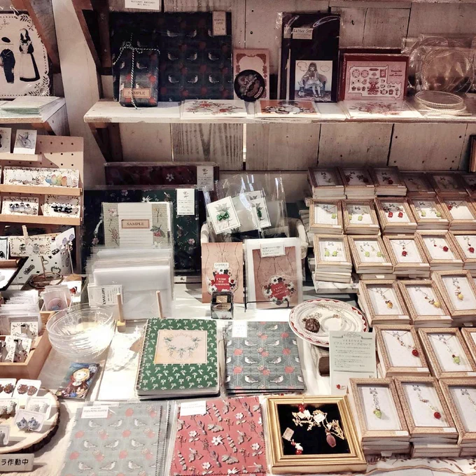 #阪急のクリスマス2022 #英国とアリス ブースにて作品並べていただいてます完売しておりました「イチゴとツグミ クリーニングクロス」と、新作クリスマスローズのカードを追加いたしました!その他ラインナップは↓の引用ツイートをご覧くださいませ  