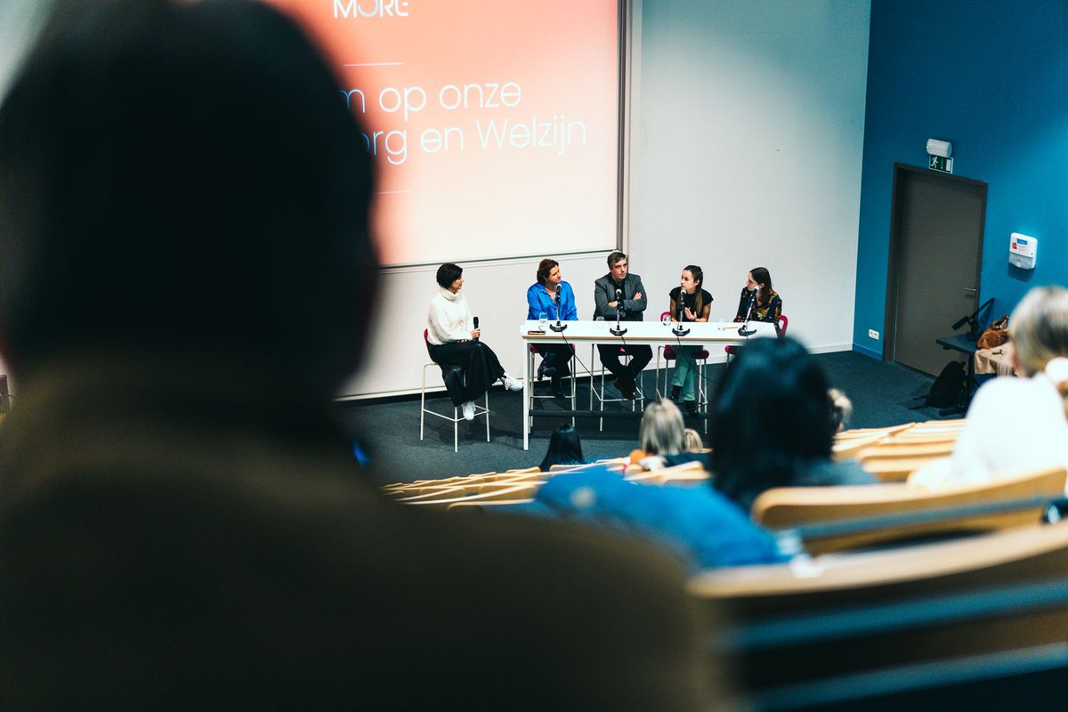 ThomasMoreBE's tweet image. Op campus Turnhout was er vandaag de grote jobbeurs voor de zorg- en welzijnssector ⛑ Een 60-tal ziekenhuizen en andere zorginstellingen gingen in gesprek met meer dan duizend studenten 👋🏾  #wearemore